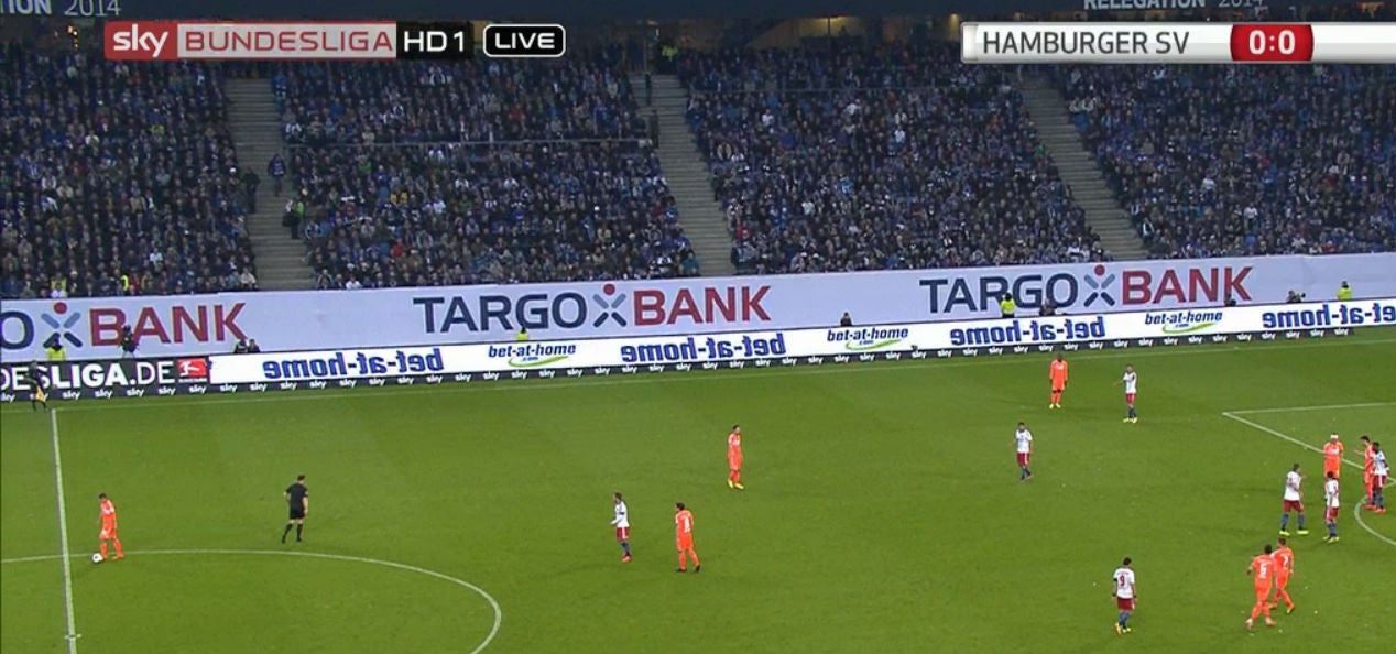 Die neue Bet-at-Home-Bandenwerbung beim Relegationsspiel des Hamburger SV gegen Greuther Fürth (Bild: Screenshot von Sky Go)