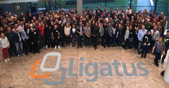 Das Ligatus-Team bei einer Firmenfeier im November (Quelle: Ligatus bei Facebook, Bearbeitung: Online Marketing Rockstars) 