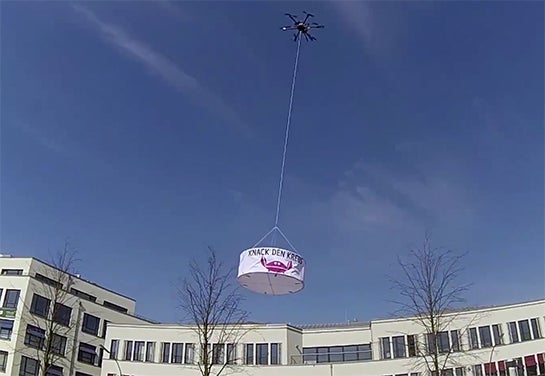 (Drohne von Flyvertising für Charity-Aktion „Knack den Krebs“)