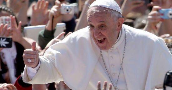 Ob Papst Franziskus sich auch so mit all denen freut, die mit seinem Konterfei Geld machen?