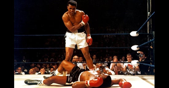 Muhammad Ali besiegt seinen Gegner – ein Symbolbild für erfolgreiche Konkurrenzanalyse