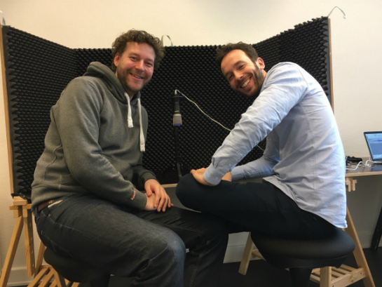 Christoph Burseg (links) und Philipp Westermeyer bei den Podcast-Aufnahmen.