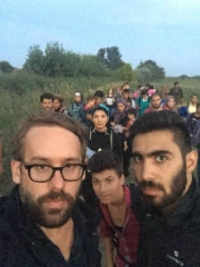 Paul Ronzheimer bei seiner Reportage von der Flüchtlingsroute (Quelle: Twitter).