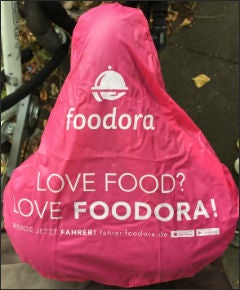 Der Sattelschoner von Foodora, inklusive Verweis auf fahrer.foodora.de