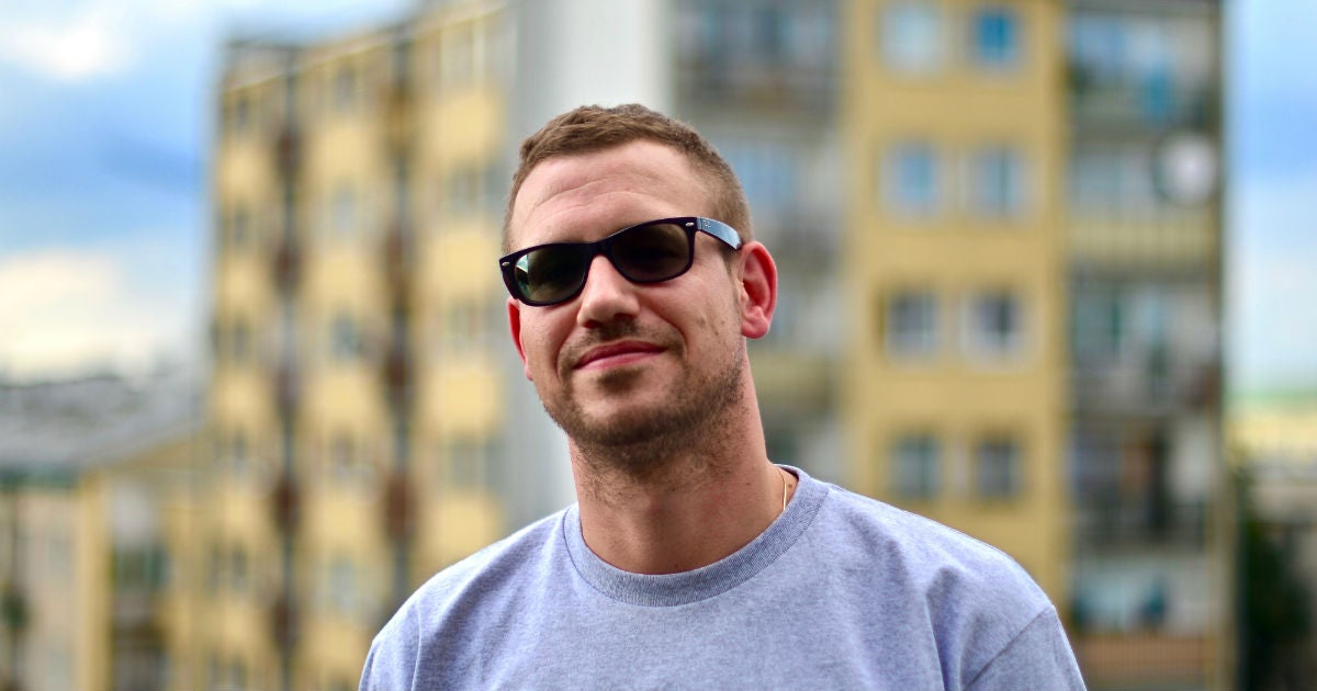 Wie dieser Krefelder Sneaker-Blogger ein weißes T-Shirt für 40 Euro ...