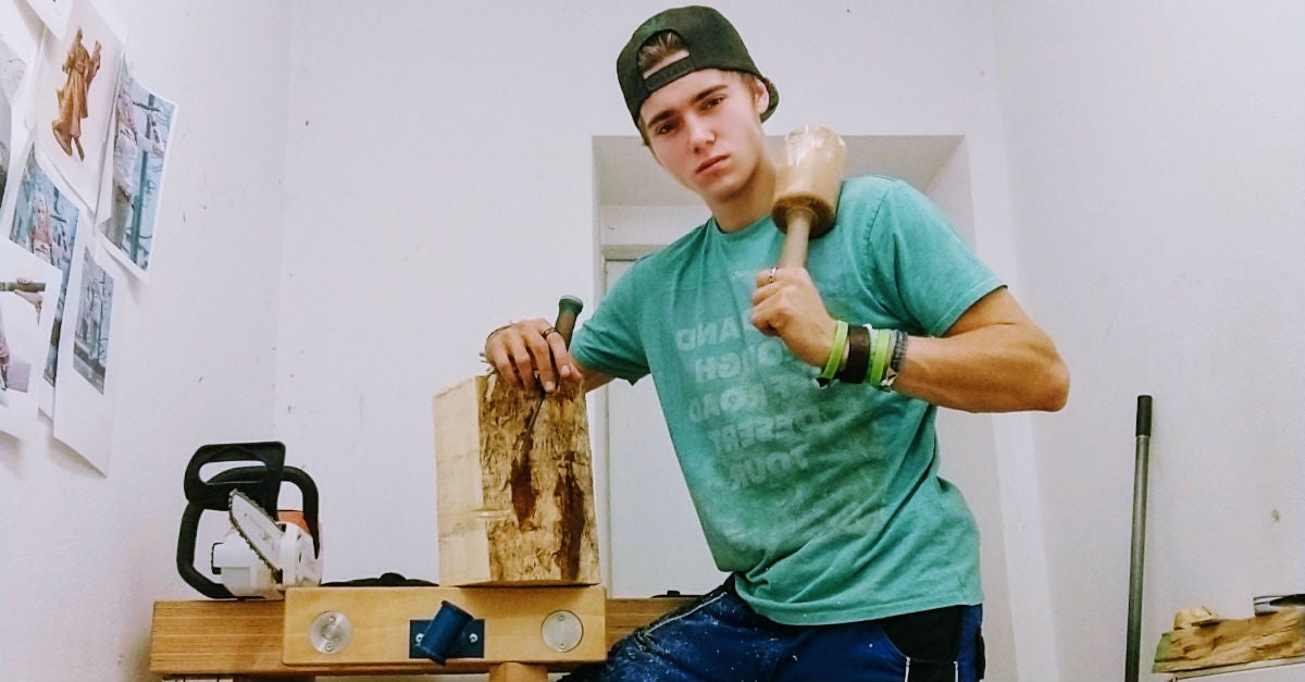 Dieser 20-jährige Holzbildhauer verdient bis zu 2.000 Euro ...