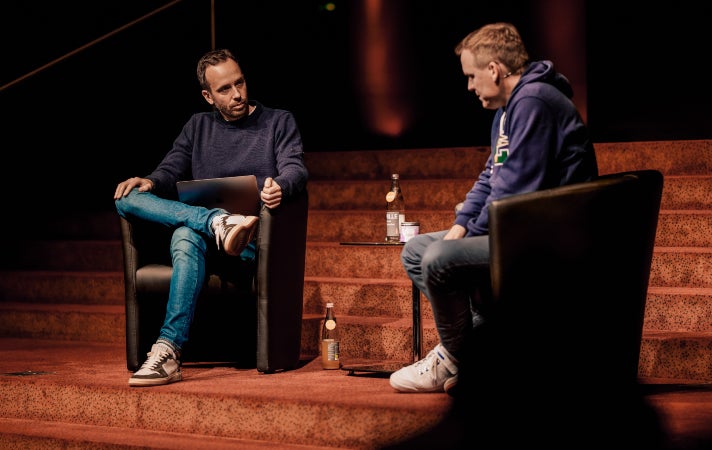 Philipp Westermeyer (links) und Sven Schmidt beim Live-Podcast im Colosseum in Essen. Foto: Philipp Behrendt