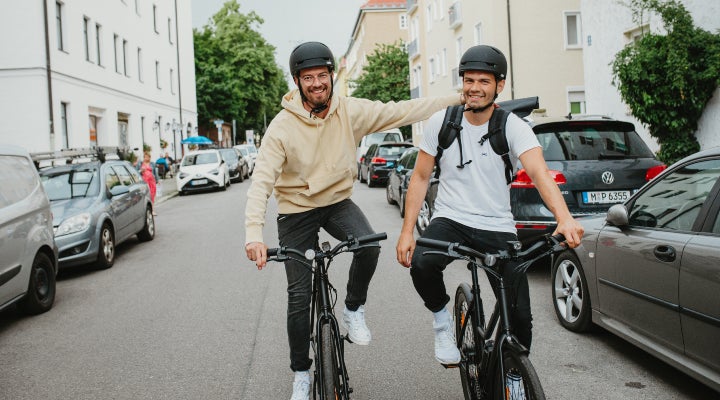 Joko Winterscheidt und Andy Weinzierl sind unterwegs auf Sushi-Bikes. Foto: Dario Suppan